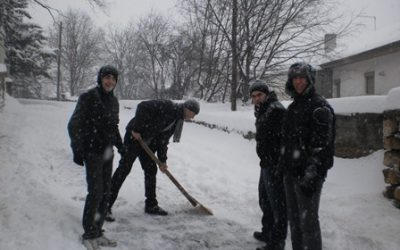 Снежна акција во училишниот двор на Гимназијата