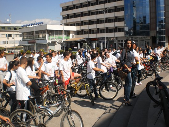 Кавадаречките гимназијалци направија велосипедска парада