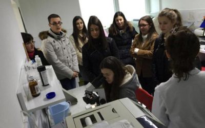 Ученици од гимназијата ја посетија биохемиската лабораторија „Еми Медикус”