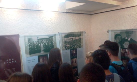 Ученици од  Гимназијата “Добри Даскалов“ водичи на патувачката изложба “Ана Франк – Историја за денес“