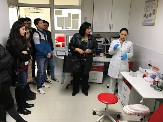 Учениците од гимназијата “Добри Даскалов” ја посетија биохемиската лабораторија “Еми Медикус” во Кавадарци