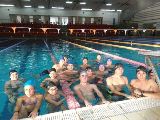 Учениците од II година во посета на базенот Карпош во Скопје